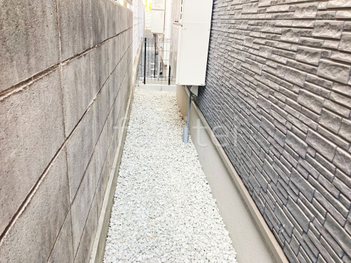 犬走り 防犯砂利敷き バラス砕石 防草シート加工