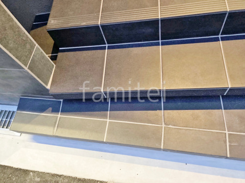 玄関アプローチ 浮遊階段(蹴込み階段) 床タイル貼り LIXIL フィネッツァ