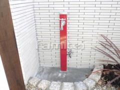 立水栓 ユニソン スプレスタンド ダークレッド 蛇口2個シルバー ピンコロ囲い水受け(パン) 土間モルタル仕上げ 洗い場