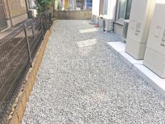 犬走り 防犯砂利敷き バラス砕石 防草シート加工