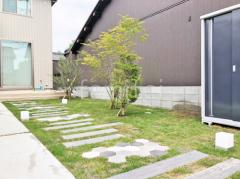 玄関アプローチ コンクリート製枕木(擬木) 東洋工業 ヴィンテージウッド 床タイル張り サンワカンパニー ヘキサゴン