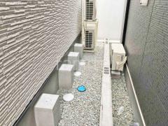 犬走り 防犯砂利敷き バラス砕石 防草シート加工
