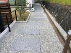 玄関アプローチ 床洗い出し仕上げ 四国化成 リンクストーンM バラス敷き 防草シート加工 シンボルツリー 落葉樹 イロハモミジ 植栽