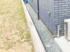犬走り 防犯砂利敷き バラス砕石 防草シート加工