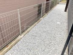 犬走り 防犯砂利敷き バラス砕石 防草シート加工