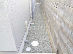犬走り 防犯砂利敷き バラス砕石 防草シート加工