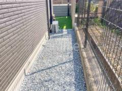 犬走り 防犯砂利敷き バラス砕石 防草シート加工